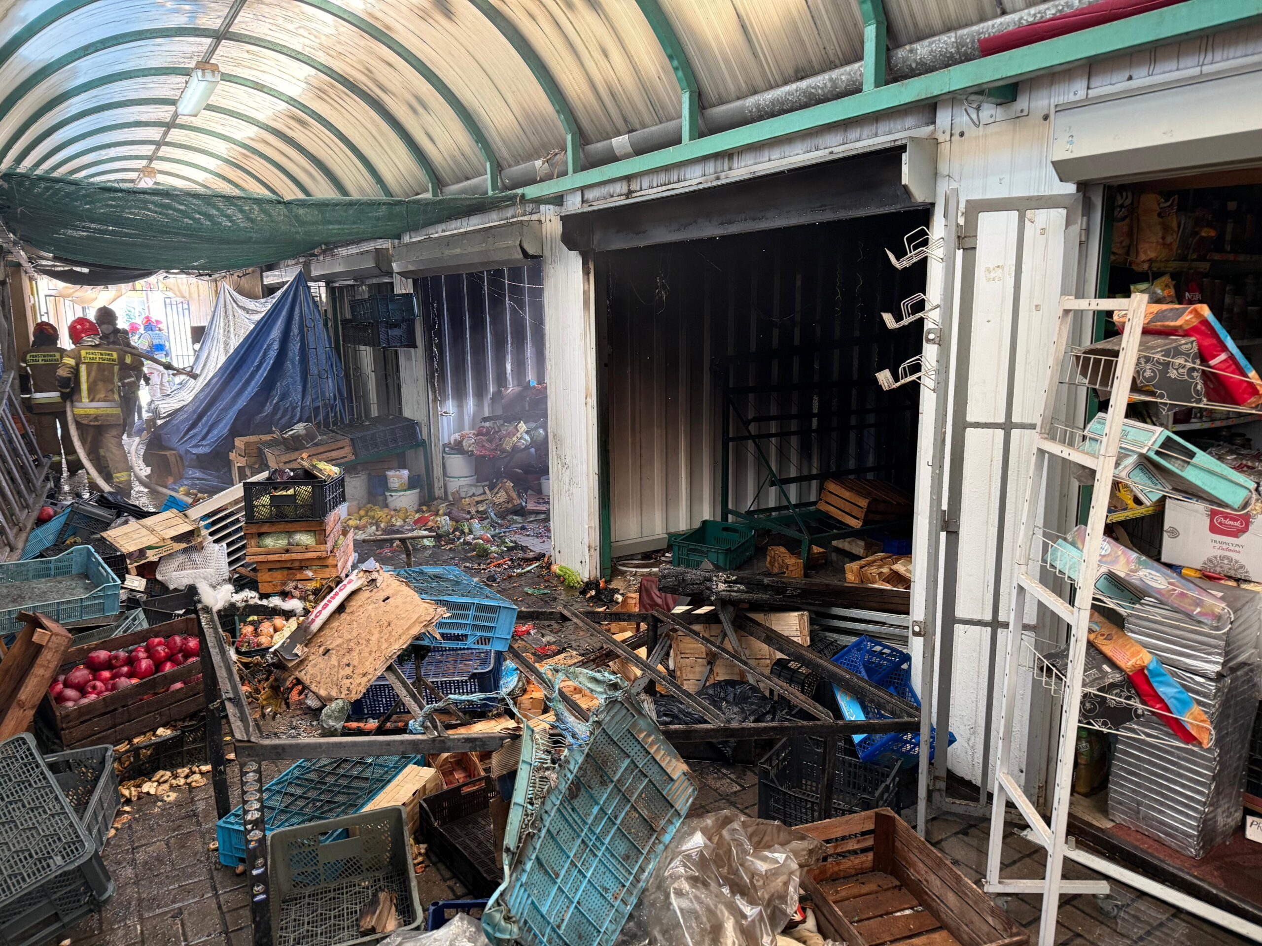 Pożar na targowisku przy ul. Popiełuszki w Chełmie. Jeden boks doszczętnie zniszczony